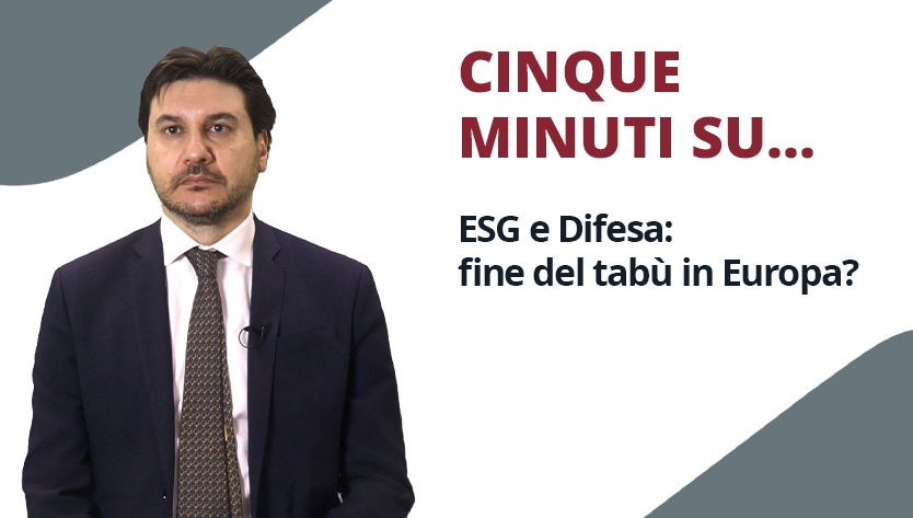 Una persona in abito formale parla di ESG e difesa in Europa, evidenziata dal testo "Cinque minuti su..." su uno sfondo pulito.