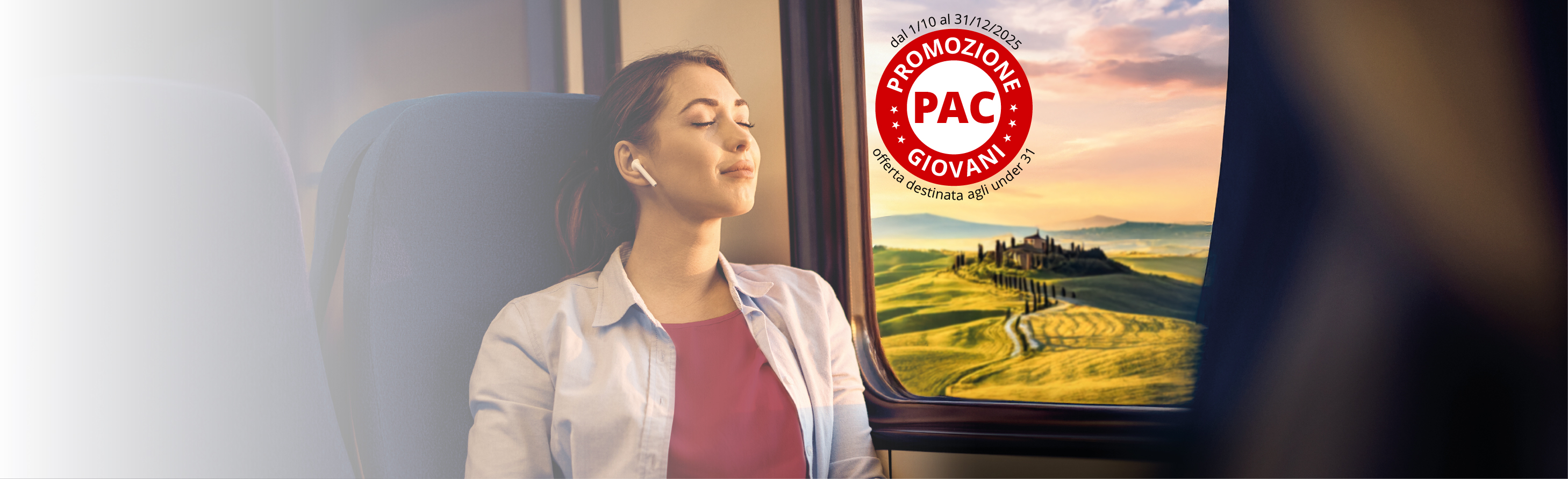 Una persona seduta su un treno ammira un paesaggio pittoresco con dolci colline e un villaggio lontano sotto un cielo al tramonto.