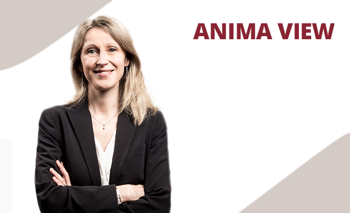 Una figura professionale in giacca nera e camicia bianca, posizionata accanto al testo intitolato “ANIMA VIEW” su uno sfondo chiaro.
